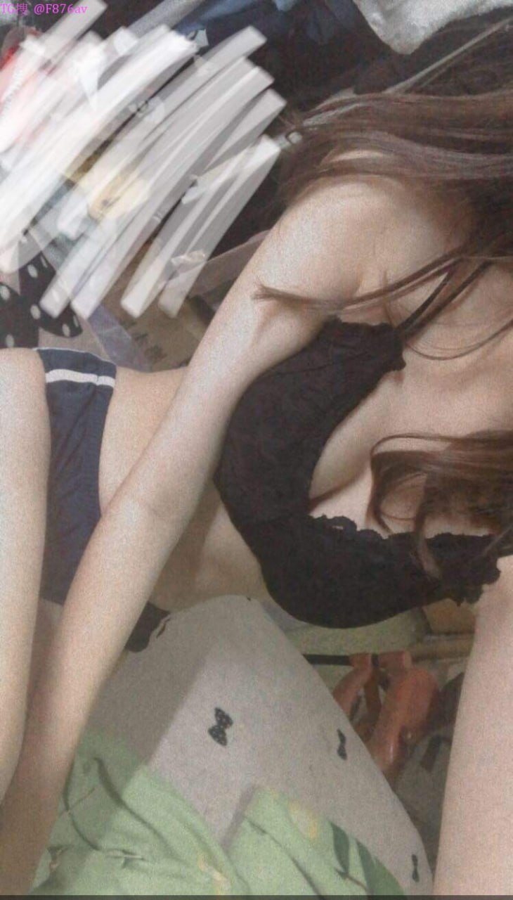 Bố dượng nắm thóp được bí mật cô con gái thường khoe dương vật nơi công cộng